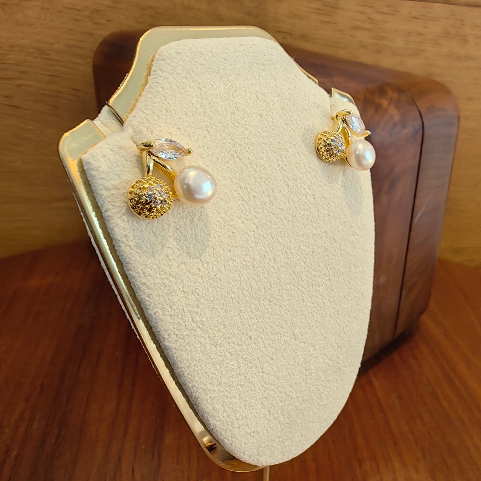 独特樱桃白珍珠轻奢耳环