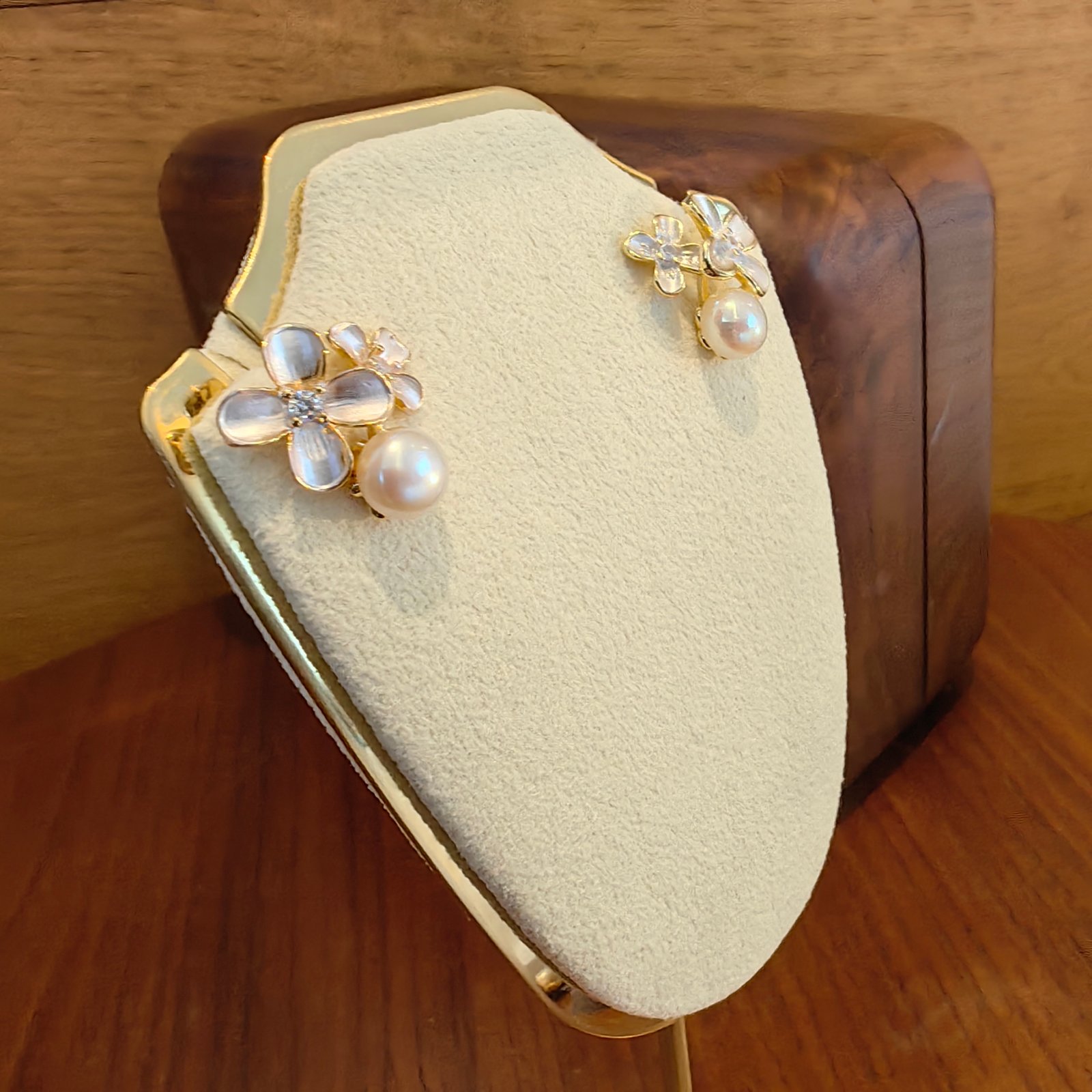 四叶花白色大珍珠轻奢耳环