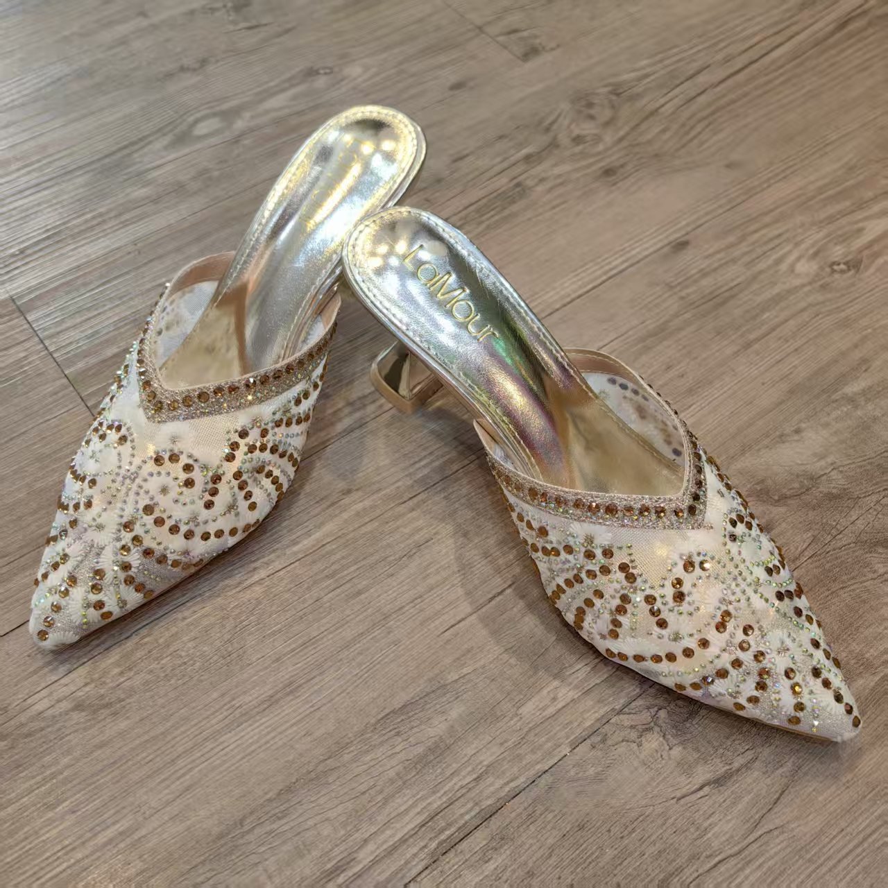 轻奢闪钻尖头粗跟晚宴鞋