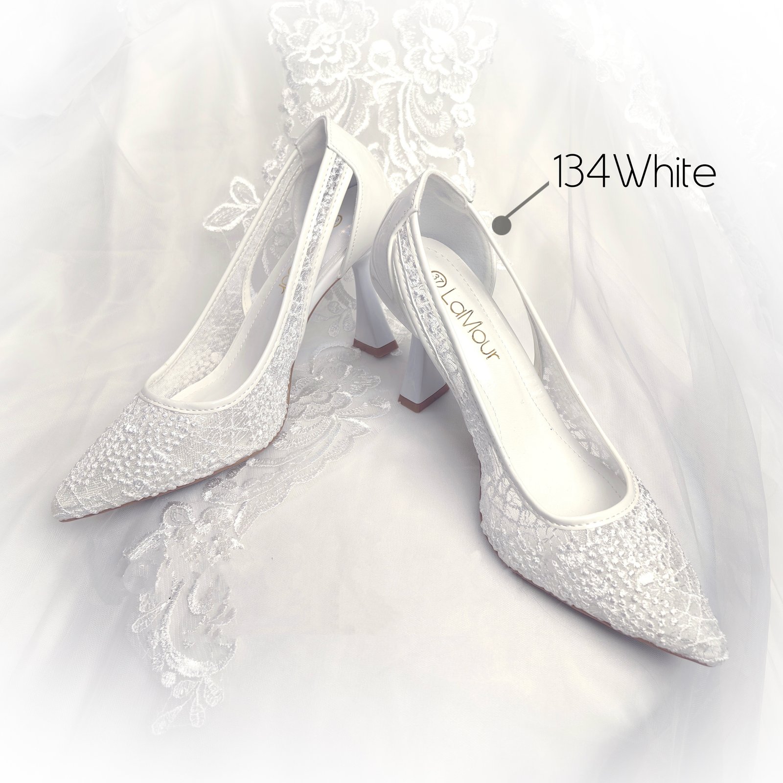 蕾丝网纱尖头粗跟中空高跟鞋