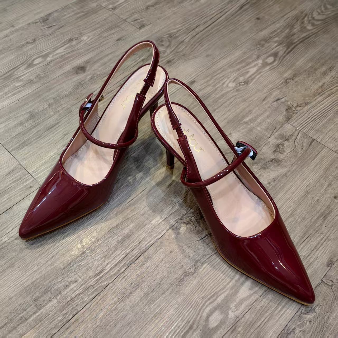 轻奢漆皮尖头细跟后空一字带晚宴鞋